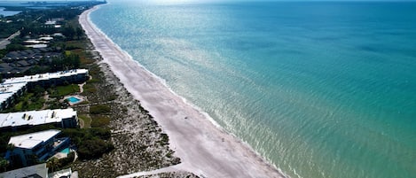 En la playa, camastros y toallas de playa 