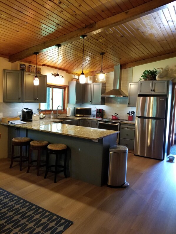 雪櫃、微波爐、焗爐、爐具