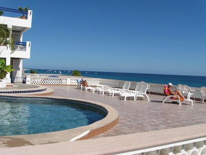 Beachfront Condo, Summer Special, 154 u.s.  per night!!!!!!!