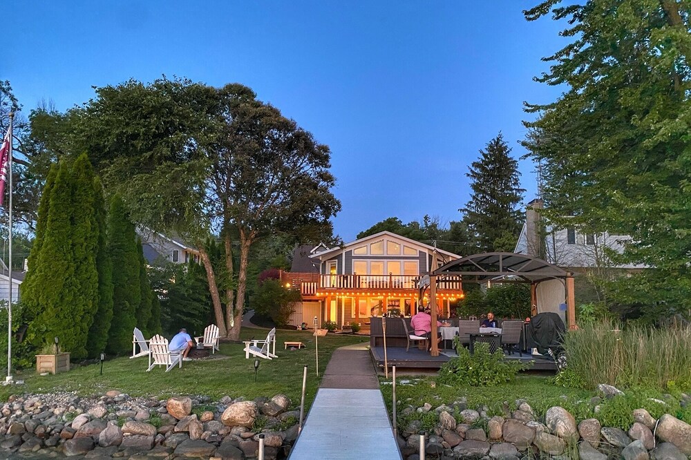 Sunset Lake Home-Hot Tub/Bikes/Paddle Board/Kayaks/Fires/Island Raft