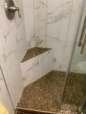 Dusche, Haartrockner, Handtücher, Seife