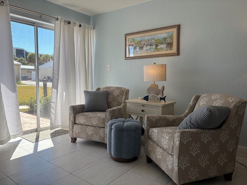 COZY UNIT ON THE BEACH, ACCESS TO 3 POOLS. 
Very clean and newly remodeled!