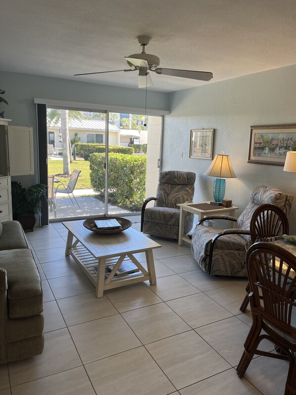 TV, DVD player - COZY UNIT ON THE BEACH, ACCESS TO 3 POOLS.
Very clean, newly remodeled kitchen! (Siesta Key)
