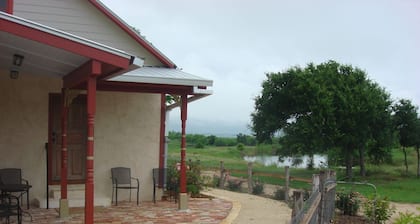 Peaceful setting 10 minutes to New Braunfels, San Marcos or Seguin