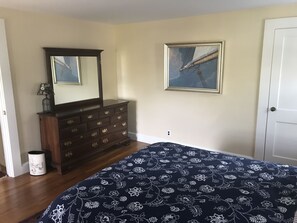 2 bedrooms, iron/ironing board, WiFi, bed sheets - HARBOR VIEW CARRIAGE HOUSE (Marion)