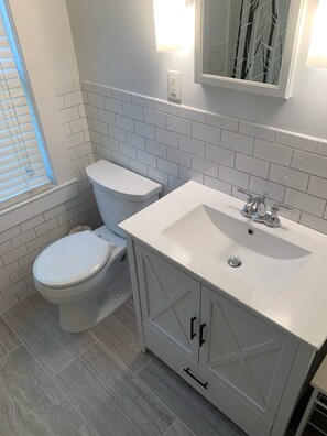 Combined shower/bathtub, hair dryer, towels