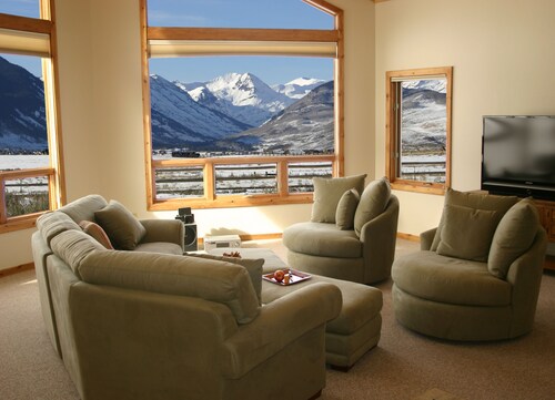 POSTCARD VIEWS-3 min TO TOWN, 5 TO SLOPES 10 ACRES 2100 SQFT 