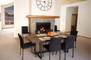 Dining - POSTCARD VIEWS-3 min TO TOWN, 5 TO SLOPES 10 ACRES 2100 SQFT  (Crested Butte)