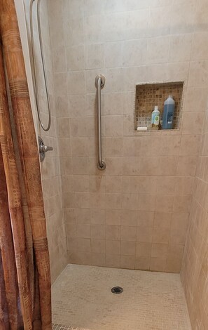 Combined shower/tub, hair dryer, towels, soap - POSTCARD VIEWS-3 min TO TOWN, 5 TO SLOPES 10 ACRES 2100 SQFT (Crested Butte)