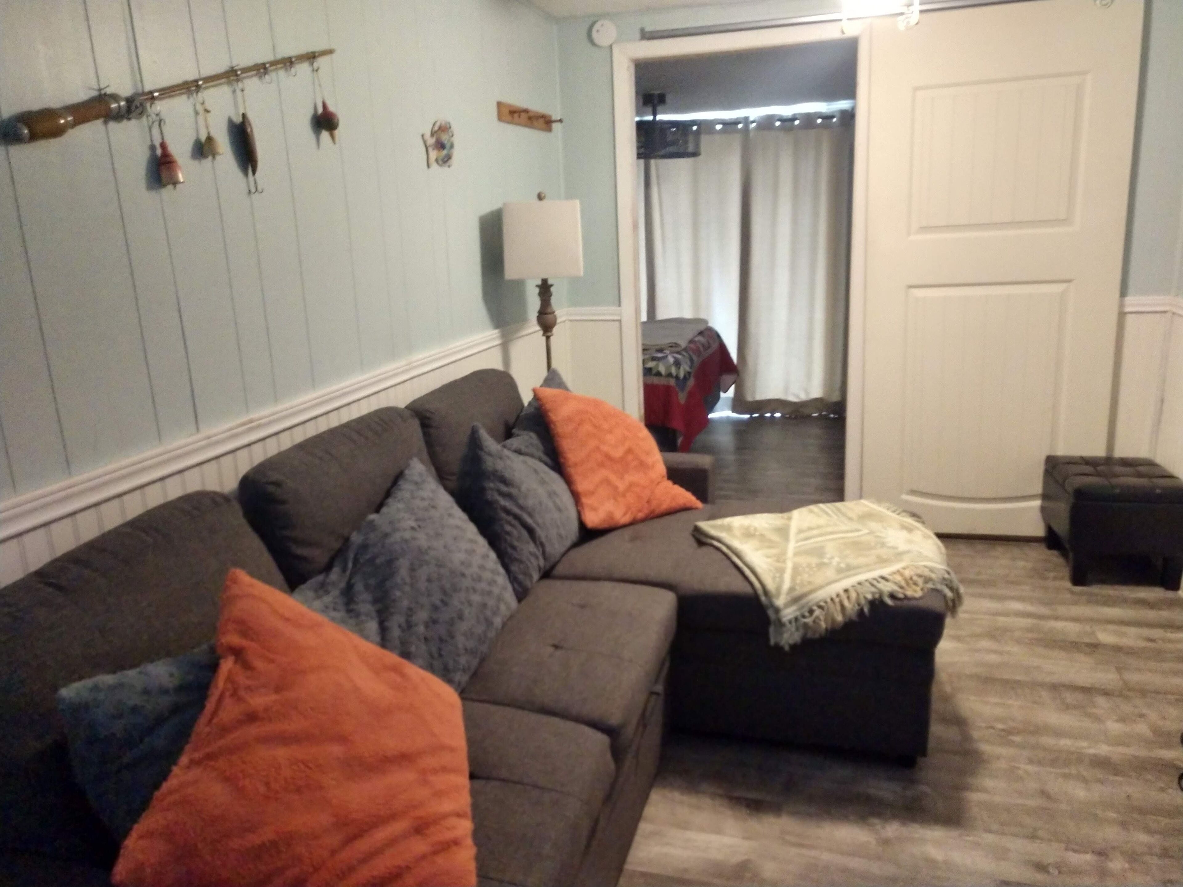 Peaceful rural cottage on small private lake 