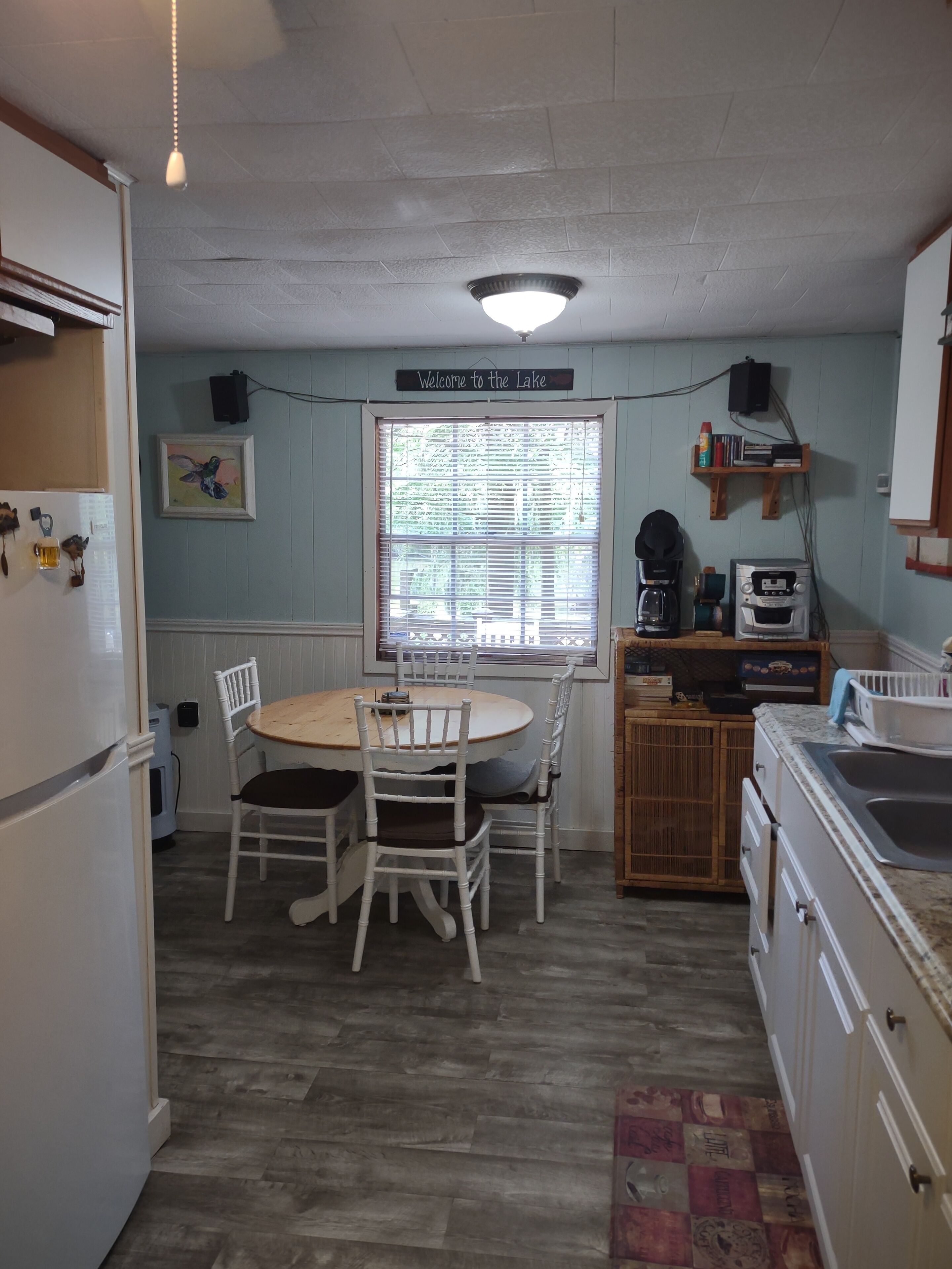 Peaceful rural cottage on small private lake 