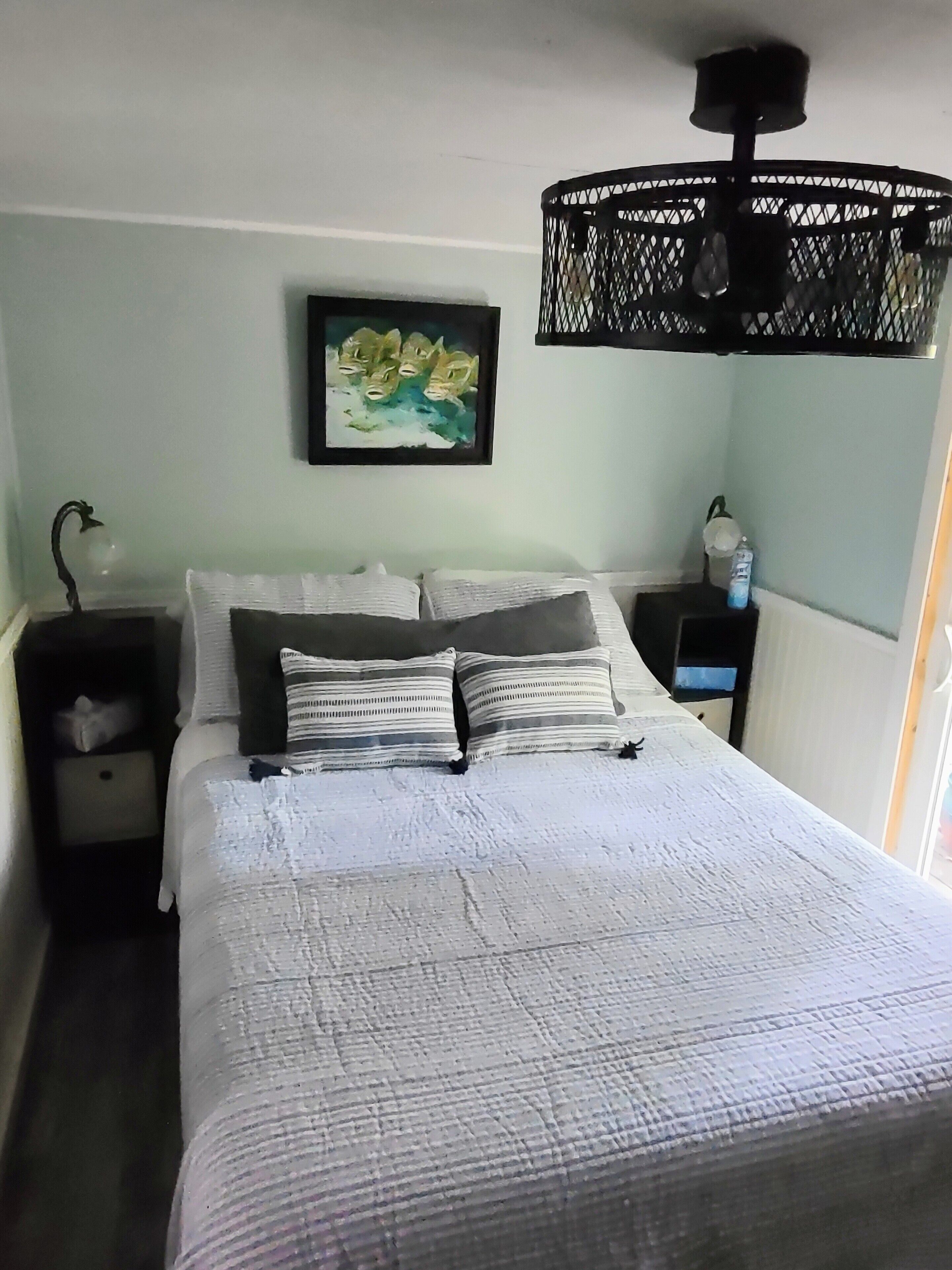 Peaceful rural cottage on small private lake 