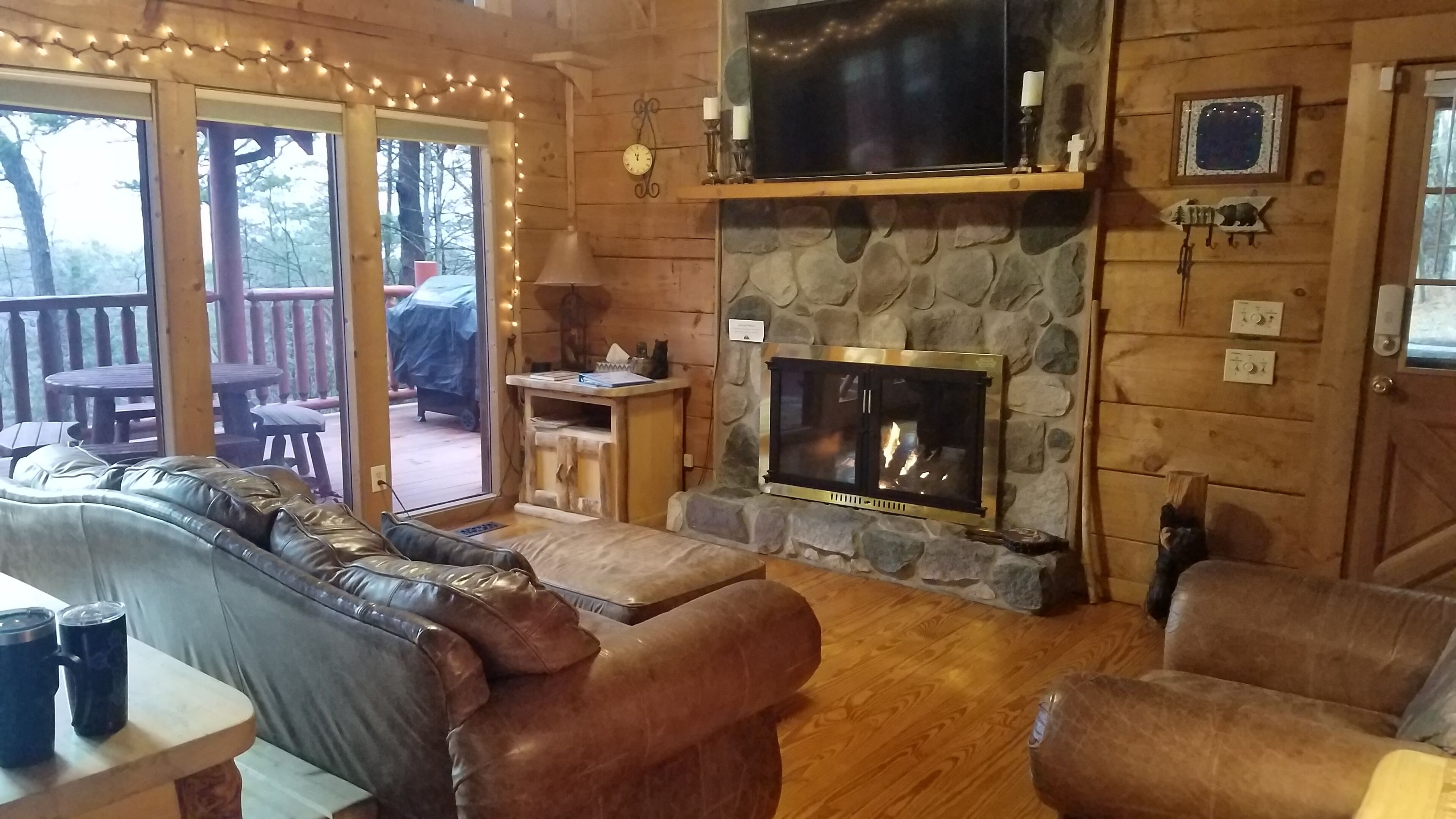 Campfire Lodge-Privacy Pigeon forge Mountain Views, 4 Bed,2 Baths, sleeps 8-10