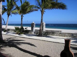 Plage, chaises longues, serviettes de plage