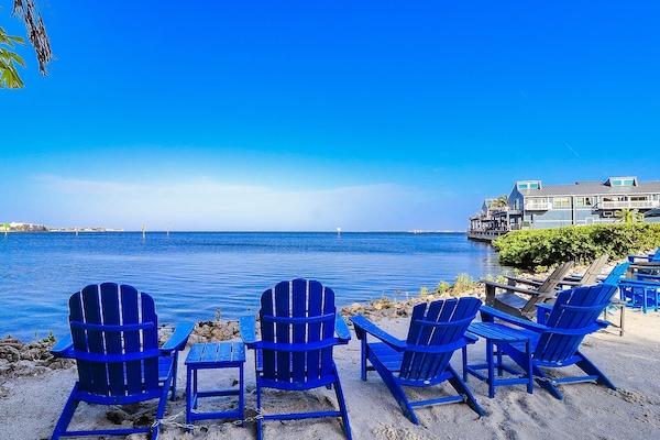 Walking or biking distance to Fishermen's Village.