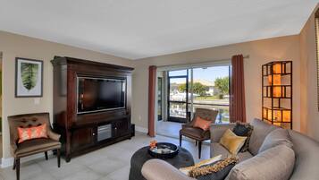 TV connectée, lecteur de DVD, livres, chaßne hi-fi