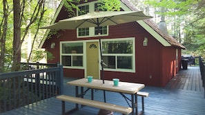 Outdoor dining - Enjoy a Relaxing Weekend in the Woods at Shady Maple Cottage🌲🍂🍁 (Hoodsport)