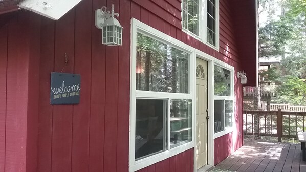 A red building with a 'Welcome' sign, large windows, and a porch. - Enjoy a Relaxing Weekend in the Woods at Shady Maple Cottage🌲🍂🍁 (Hoodsport)