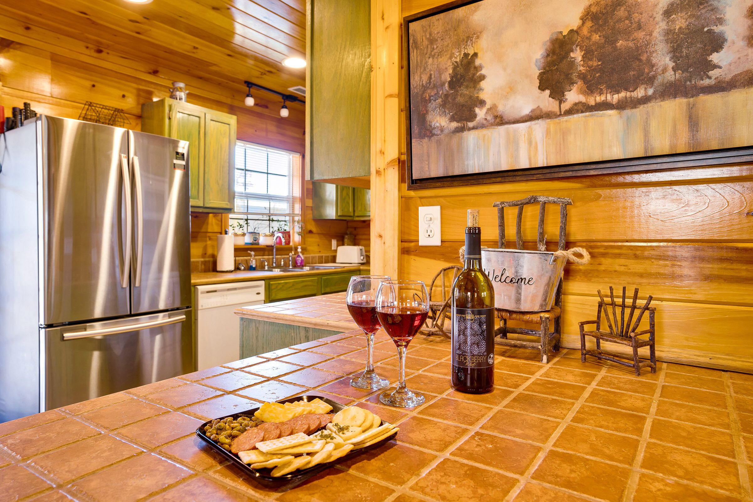 Blue Lake Cozy Cabin, situated on 3 acres, 5 min walk to lake! Mountain views!