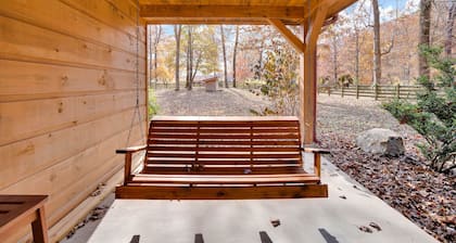 Blue Lake Cozy Cabin, situated on 3 acres, 5 min walk to lake! Mountain views!