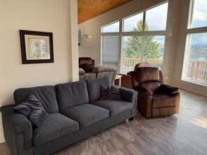 Smart TV, DVD player, table tennis, books