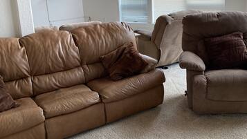 Una Smart TV, un reproductor de DVD, una mesa de tenis de mesa, libros