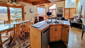 Un interno in legno con isola della cucina, tavolo da pranzo e sedie.