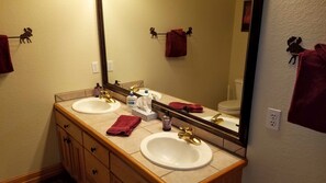 Combined shower/tub, jetted tub, hair dryer, towels - Luxurious 3BR/3BA, Amazing Views, Private HotTub, Easy Access to Resorts  (Frisco)
