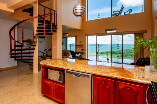 PENTHOUSE in LAKE ARENAL with POOL, FULL KITCHEN