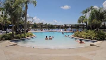 Una piscina techada, una piscina climatizada