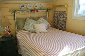 2 bedrooms, iron/ironing board, travel crib, WiFi - Cozy Cottage in Historic Silver Plume (Silver Plume)