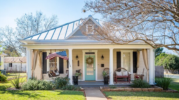 A single-story house with a porch, a front door, and a mailbox. - Spacious in & outdoor Gastehaus.Great for enjoying the hill country.Walk to Main (Fredericksburg)