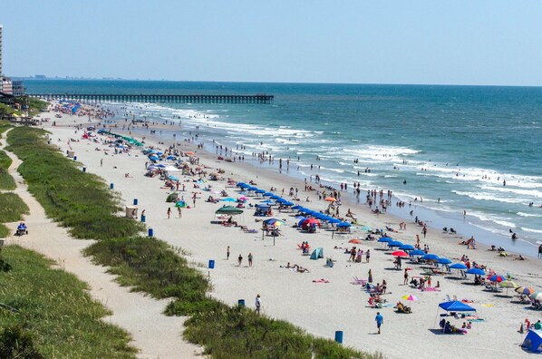 En la playa, camastros y toallas de playa
