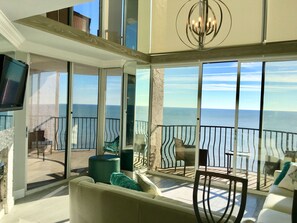 Televisión, chimenea y libros