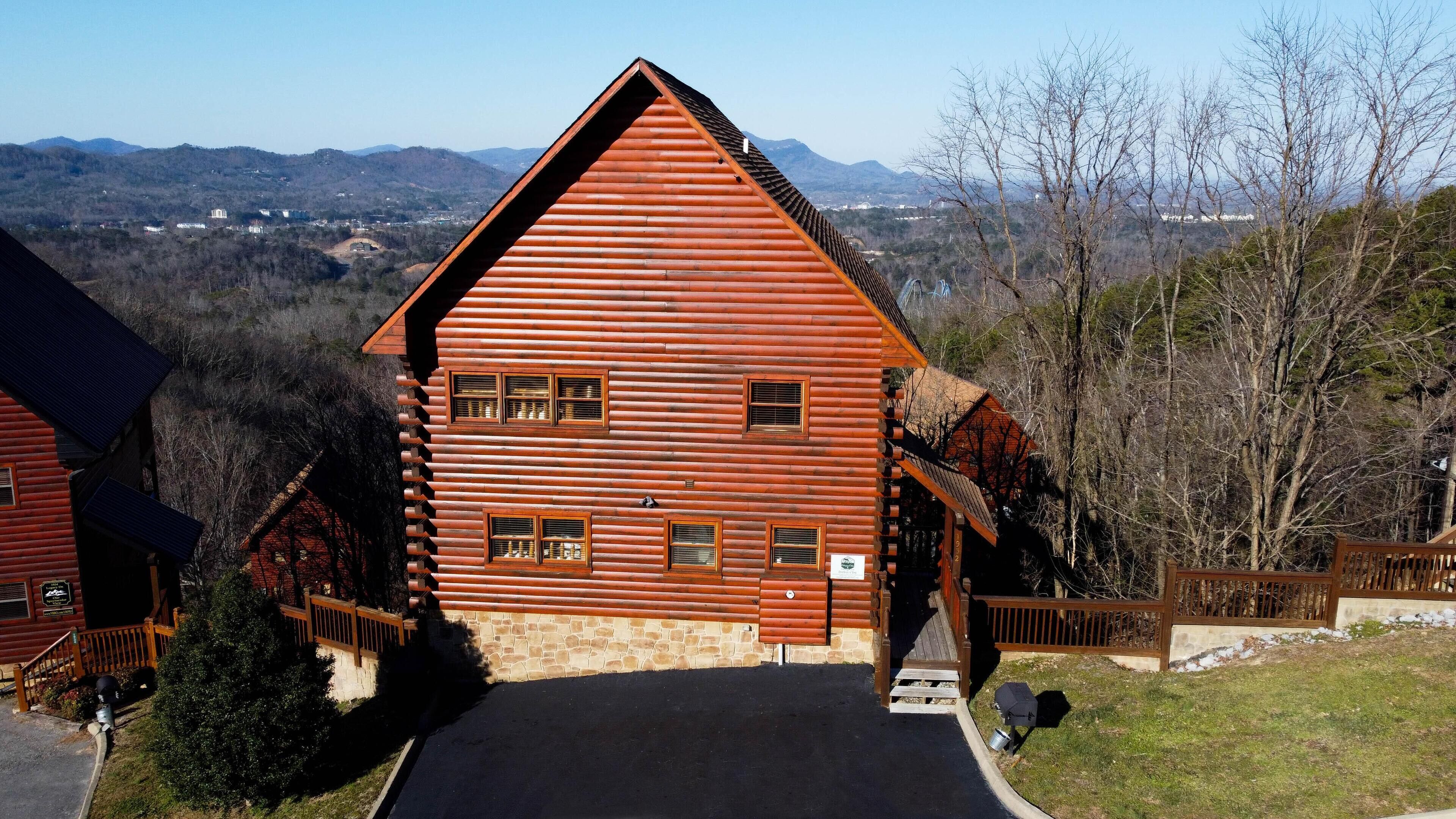 Perfect 4 You - Brand New Hot Tub!| Luxury Resort Cabin| City & Mountain View