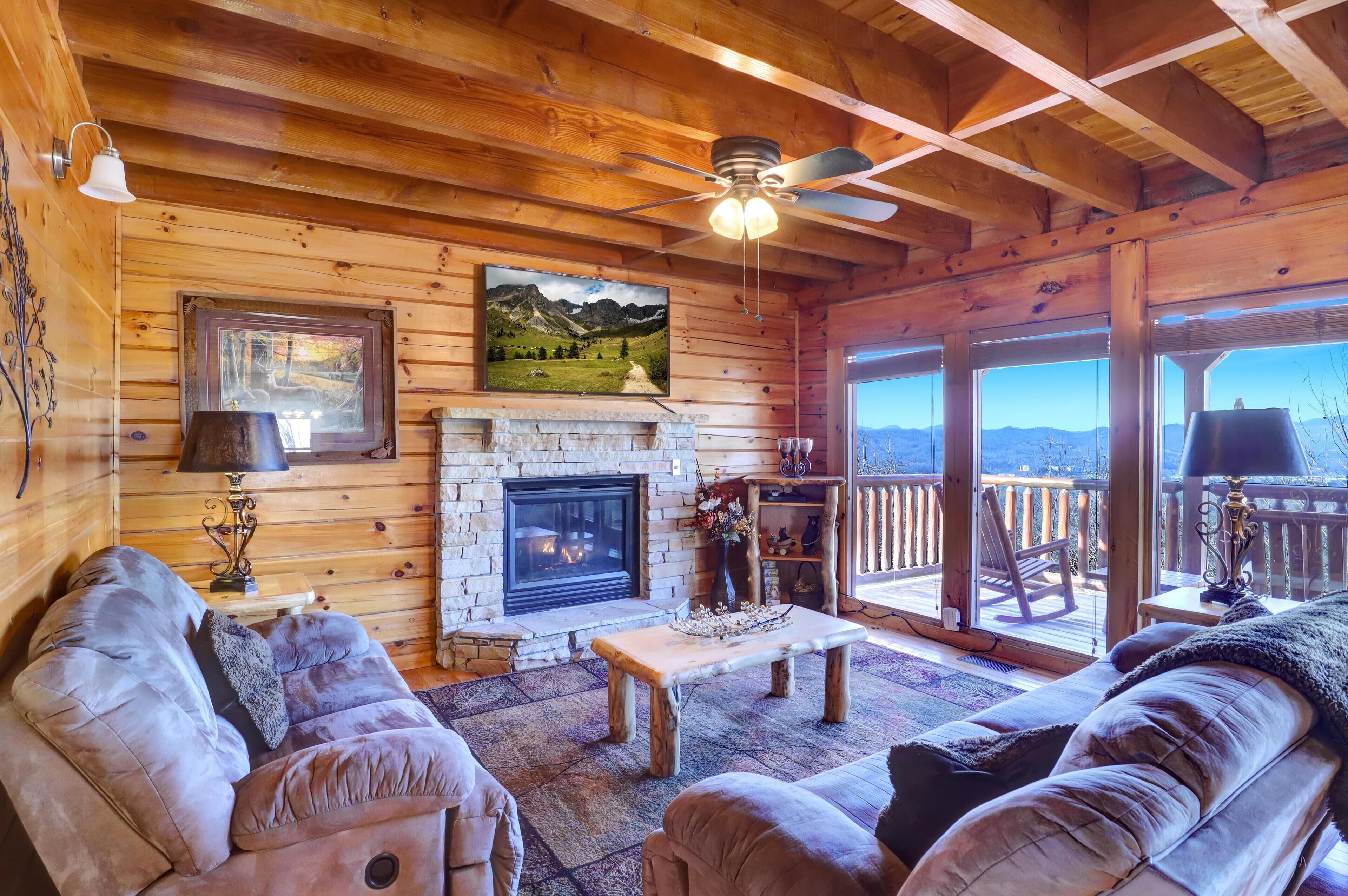 Perfect 4 You - Brand New Hot Tub!| Luxury Resort Cabin| City & Mountain View