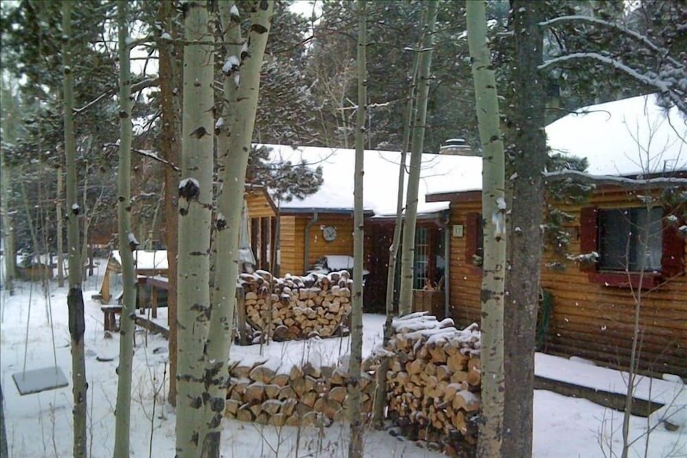 Charming Log Cabin for Peaceful Mountain Getaway!