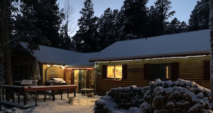 Charming Log Cabin for Peaceful Mountain Getaway!