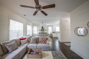 Smart TV, fireplace, books - Beautiful townhome steps from the beach (Saint Simons Island)