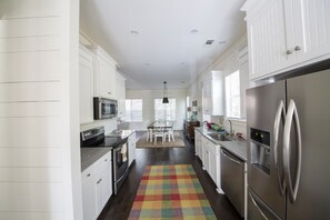 Fridge, microwave, oven, stovetop - Beautiful townhome steps from the beach (Saint Simons Island)