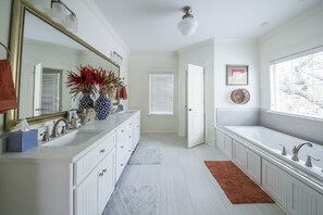 Combined shower/tub, jetted tub, towels, soap - Beautiful townhome steps from the beach (Saint Simons Island)