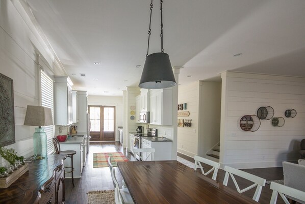 Fridge, microwave, oven, stovetop - Beautiful townhome steps from the beach (Saint Simons Island)