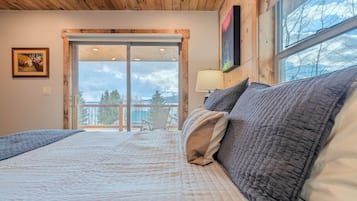 2 bedrooms, travel crib, free WiFi, bed sheets