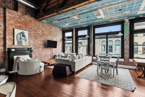 LeCoop Ultra Luxury 2 bed Loft on Bourbon Trail.Close to BuffaloTrace and others
