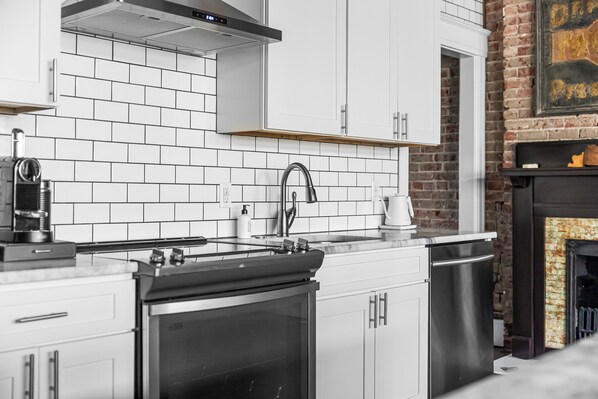 Fridge, microwave, oven, stovetop - LeCoop Ultra Luxury 2 bed Loft on Bourbon Trail.Close to BuffaloTrace and others (Shelbyville)