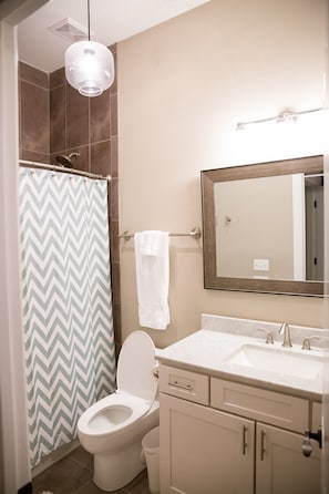 Badkar, hårtork, handdukar och tvål