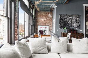 Interior - LeCoop Ultra Luxury 2 bed Loft on Bourbon Trail.Close to all distilleries (Shelbyville)