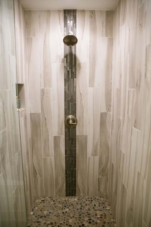 Badkar, hårtork, handdukar och tvål