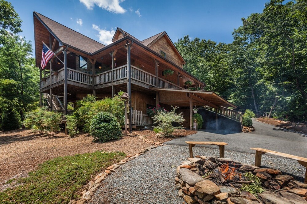 Our Mountain Fantasy - Views, Hot Tub, Dog Friendly