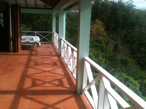 El Mirador de Charlotteville - Paraíso de observadores de aves en la cima de la montaña con vista al mar